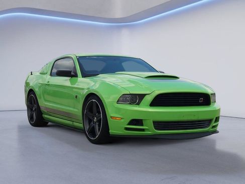 Used 2014 Ford Mustang Premium RWD image 3