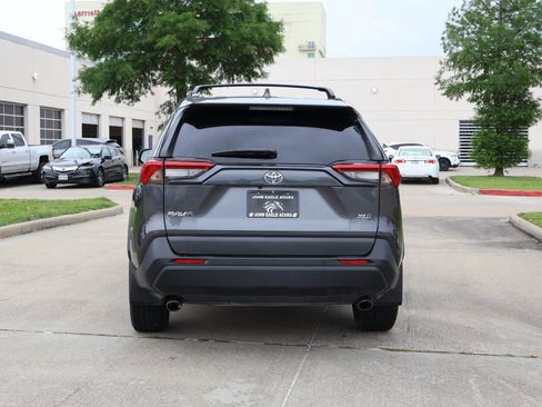 Used 2021 Toyota RAV4 XLE Premium FWD image 5