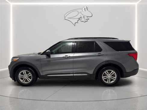 Used 2024 Ford Explorer XLT RWD image 2