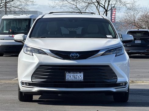 Used 2025 Toyota Sienna Limited image 9