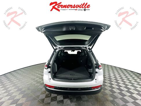 New 2025 Jeep Grand Cherokee Altitude image 15