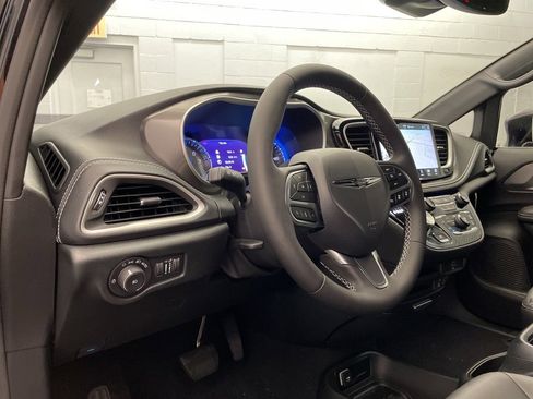 New 2026 Chrysler Pacifica Select image 11