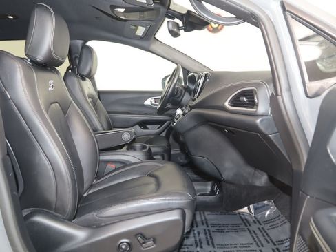 Used 2021 Chrysler Pacifica Touring-L w/ S Appearance Package FWD image 13