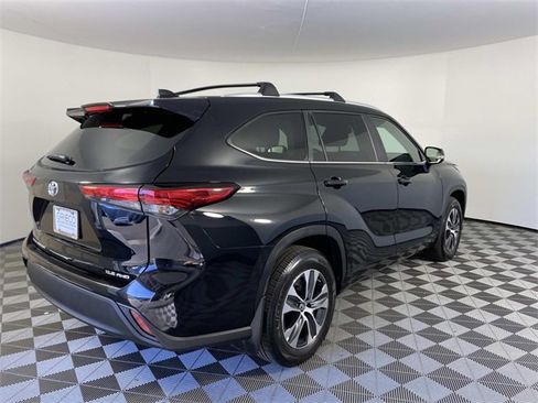 Used 2023 Toyota Highlander XLE image 9