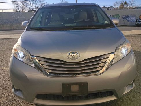 Used 2017 Toyota Sienna XLE w/ XLE Navigation Package image 1