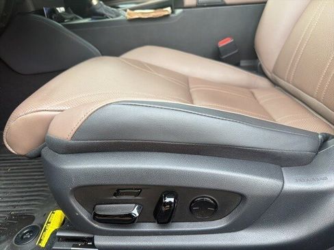 Used 2025 Lexus ES 300h w/ Luxury Package image 8