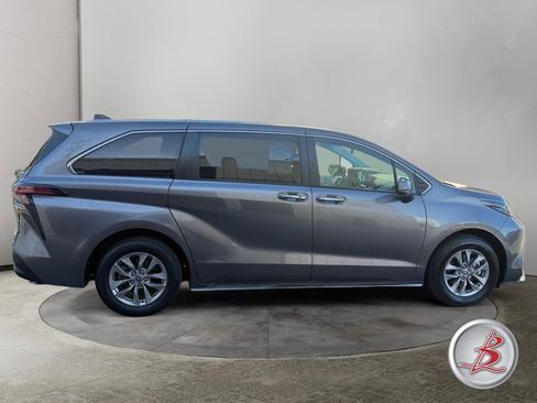 Used 2022 Toyota Sienna XLE FWD image 8