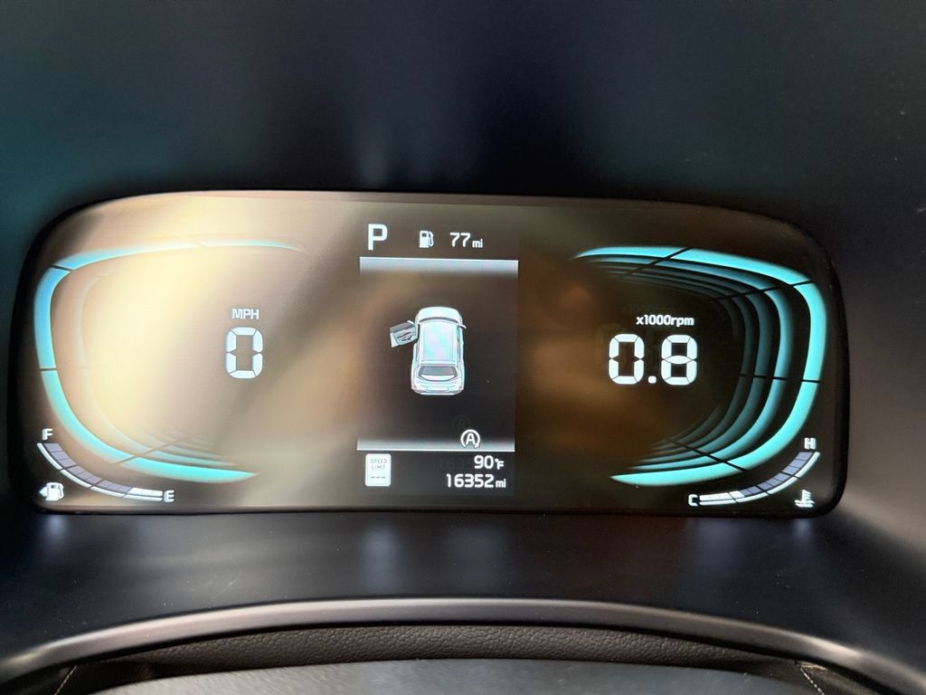 Used 2025 Kia Soul LX w/ LX Technology Package FWD image 23