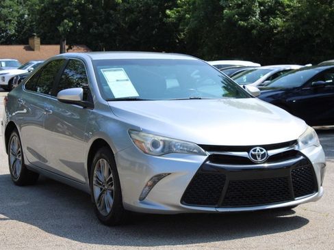 Used 2017 Toyota Camry SE FWD image 1