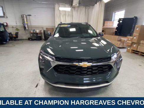 Used 2025 Chevrolet Trax LT FWD image 3
