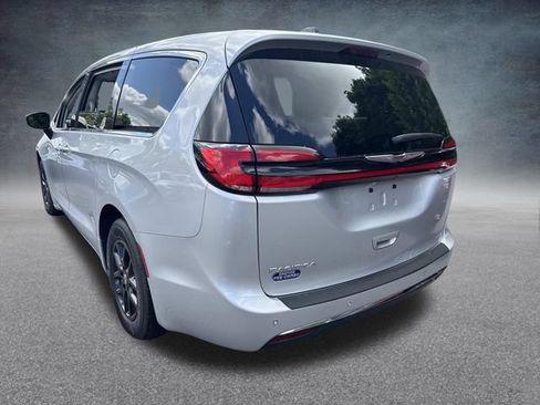 Used 2024 Chrysler Pacifica Touring-L FWD image 10
