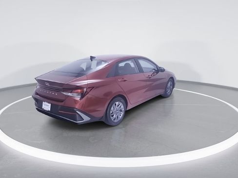 Used 2024 Hyundai Elantra SEL FWD image 9