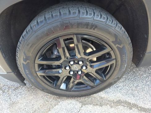 Used 2021 Chevrolet Traverse LT w/ LPO, Black Accent Package image 7