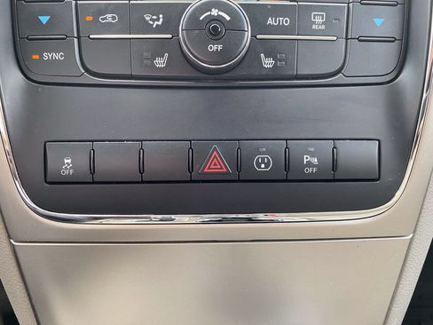 Used 2013 Jeep Grand Cherokee Laredo AWD/4WD image 29