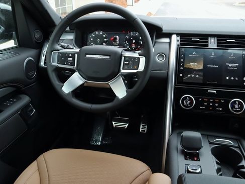 Used 2025 Land Rover Discovery Dynamic SE image 16