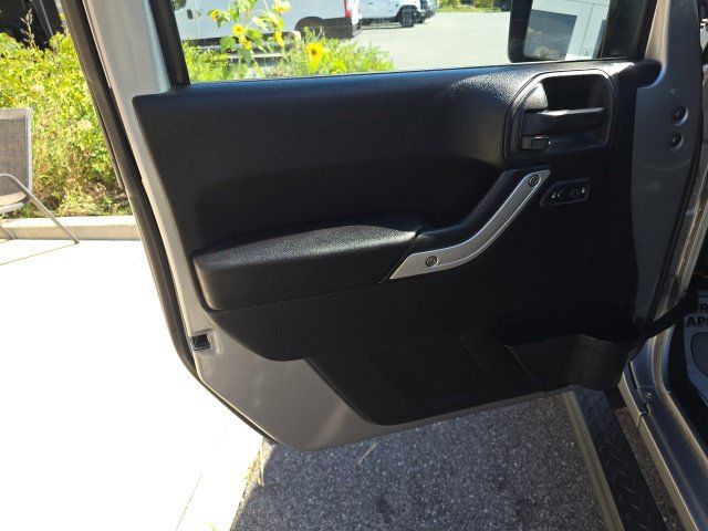 Used 2017 Jeep Wrangler Unlimited Sahara w/ Connectivity Group AWD/4WD image 10