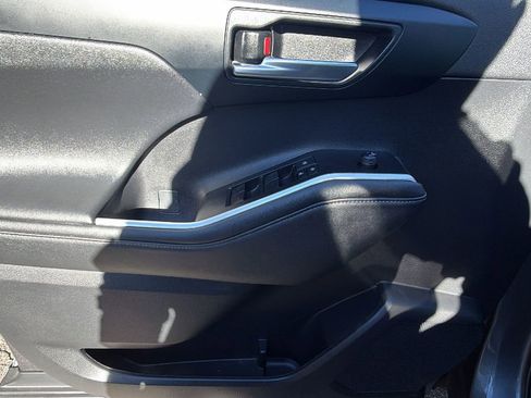 Used 2023 Toyota Highlander XLE image 19