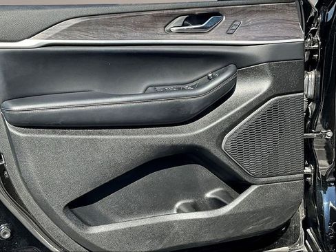 Used 2023 Jeep Grand Cherokee L Limited w/ Black Appearance Package image 20