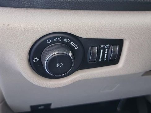 Used 2023 Chrysler Pacifica Touring-L FWD image 28