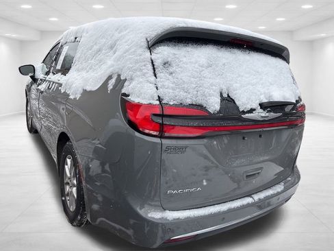 Used 2025 Chrysler Pacifica Select image 6