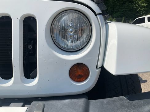 Used 2012 Jeep Wrangler Unlimited Sahara AWD/4WD image 27