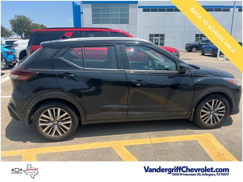 Used 2021 Nissan Kicks SV FWD image 3