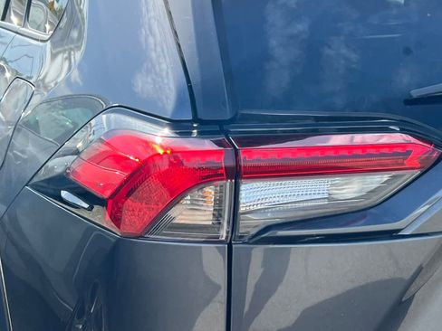 Used 2021 Toyota RAV4 LE AWD/4WD image 20