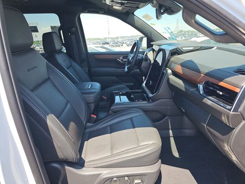 Used 2025 GMC Yukon XL Denali AWD/4WD image 8