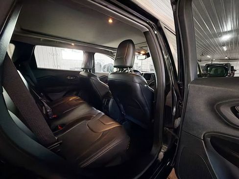 Used 2022 Jeep Cherokee Trailhawk w/ Trailhawk Elite Value Package AWD/4WD image 11