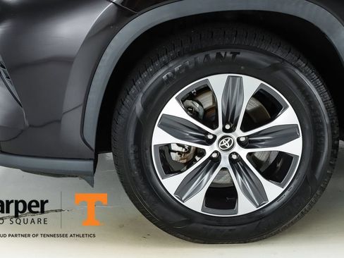 Used 2020 Toyota Highlander XLE AWD/4WD image 5