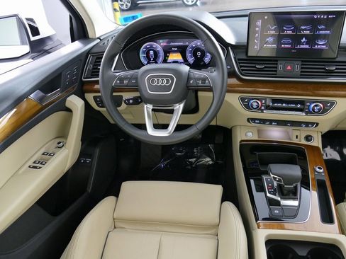 Used 2024 Audi Q5 e Premium w/ Convenience Package image 28