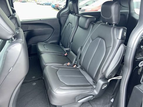 New 2026 Chrysler Pacifica Select image 16