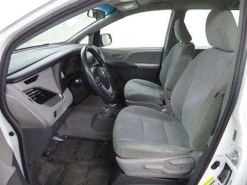 Used 2016 Toyota Sienna L image 17
