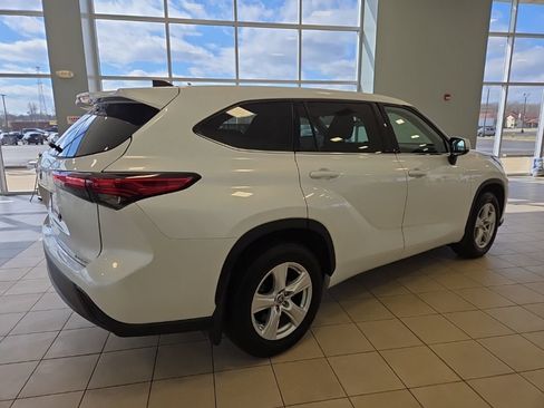 Used 2022 Toyota Highlander LE image 7
