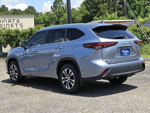 Used 2024 Toyota Highlander XLE FWD image 10