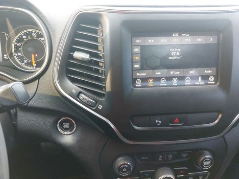 Used 2020 Jeep Cherokee Latitude Plus image 20