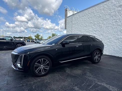 Used 2025 Cadillac Lyriq Luxury AWD/4WD image 3