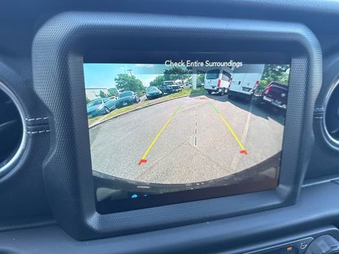 Used 2023 Jeep Wrangler Unlimited Sahara AWD/4WD image 11