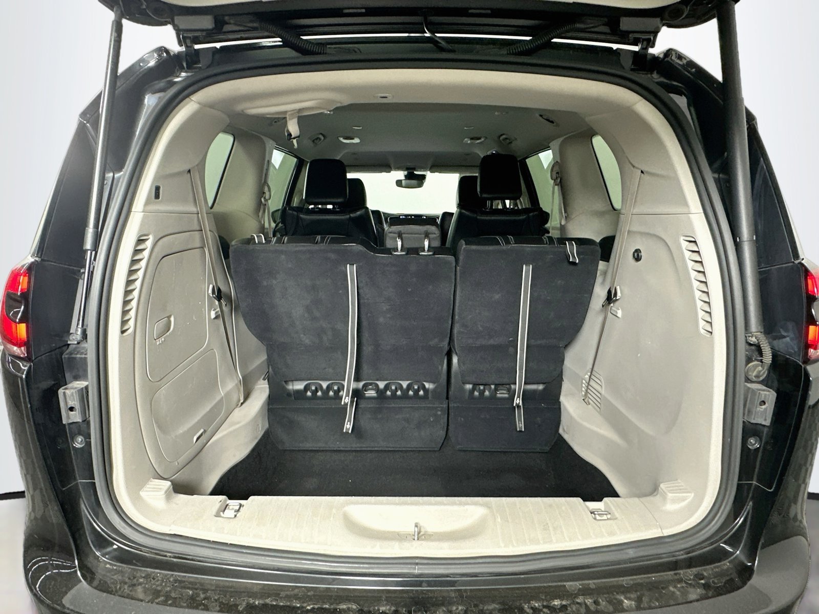 Used 2023 Chrysler Pacifica Touring-L FWD image 26