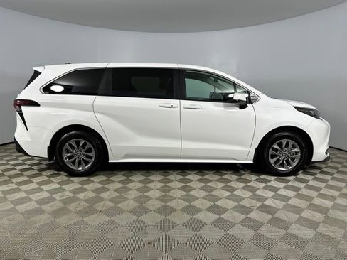 Used 2025 Toyota Sienna LE AWD/4WD image 8