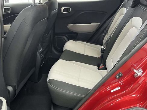 Used 2025 Hyundai Venue SEL FWD image 18
