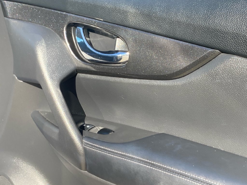 Used 2018 Nissan Rogue SV AWD/4WD image 12