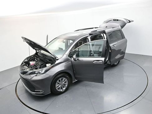 Used 2024 Toyota Sienna XLE image 38