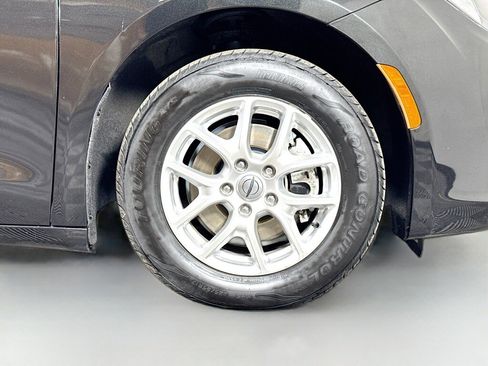 Used 2022 Chrysler Voyager LX image 43
