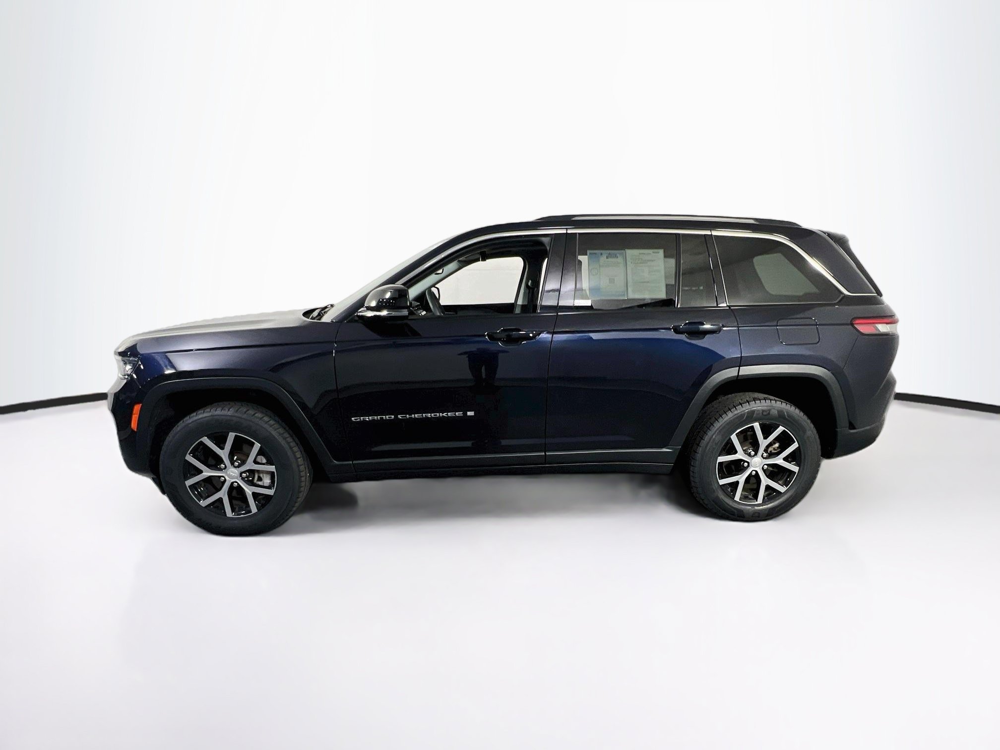 Used 2023 Jeep Grand Cherokee Limited AWD/4WD image 8