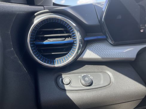 Used 2025 Chevrolet Trax LT image 20