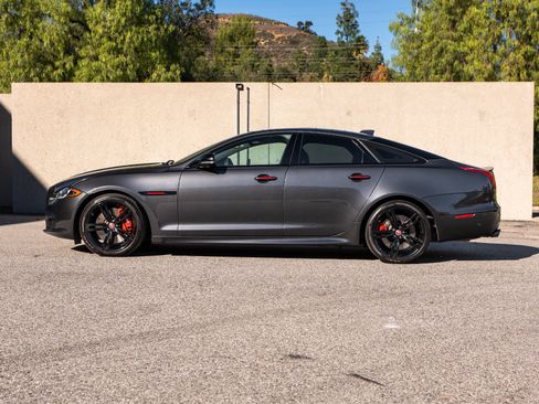 Used 2017 Jaguar XJ R RWD image 8
