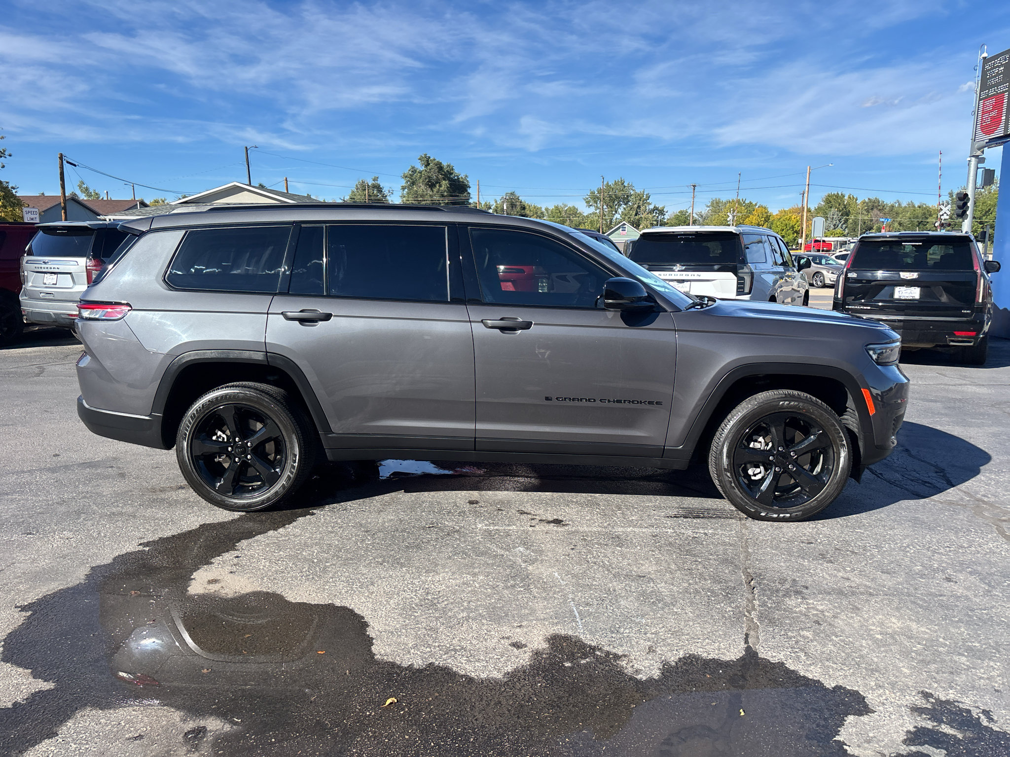Used 2023 Jeep Grand Cherokee L Laredo AWD/4WD image 5