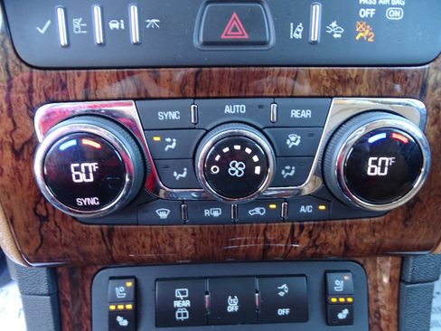 Used 2014 Chevrolet Traverse AWD LTZ image 25