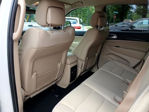Used 2021 Jeep Grand Cherokee Laredo image 12